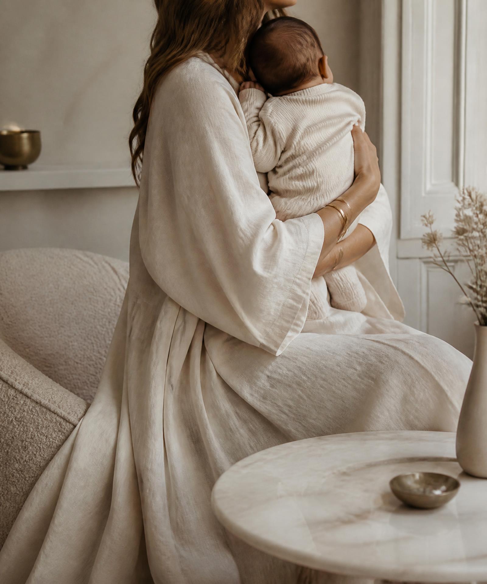 Mama hält ihr Neugeborenes im Arm – Premium Geschenke für Mamas und Babys