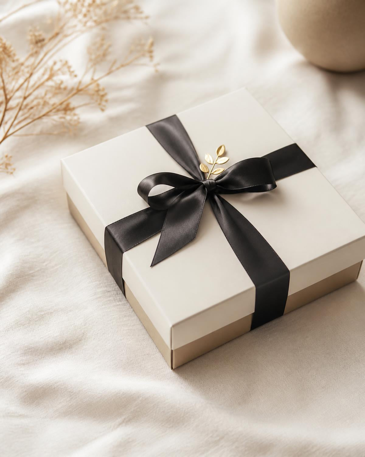 Mama Pur Surprise Box – cremefarbene Geschenkbox mit schwarzem Satinband